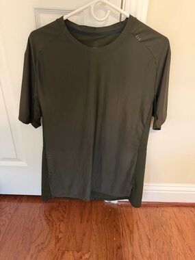 lululemon athletica Men's Short Sleeve Tee in Olive Green